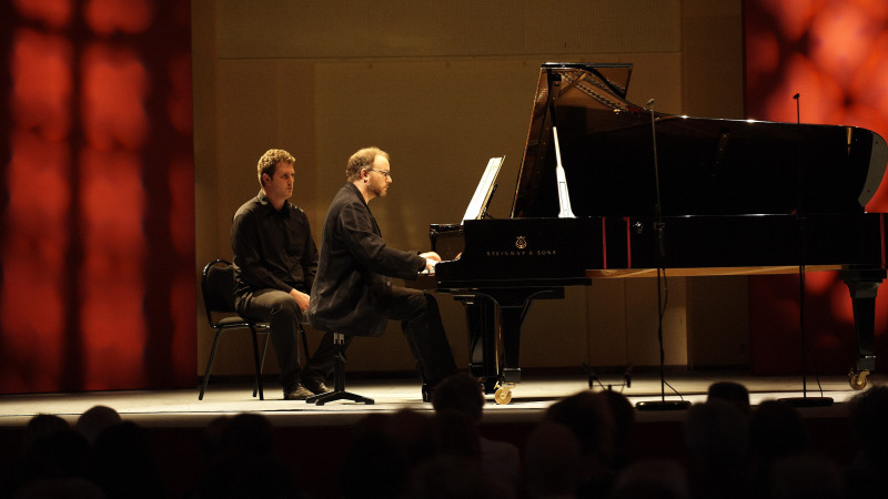 Nicolas Hodges, piano